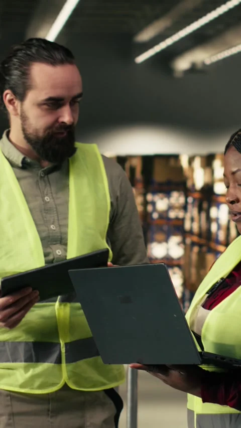 Vertical Video Two people working together on parcel tracking in industrial Vidéo 330028157