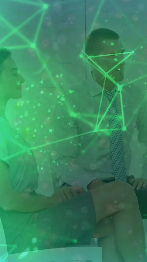 Vertical video: Two pros leaning toward presenter engaging business, green node 動画素材 333006351