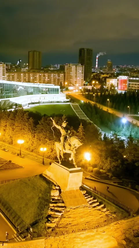 Vertical video. Ufa, Russia. Square named after Salavat Yulaev. Panorama of the Stock Footage 339764199