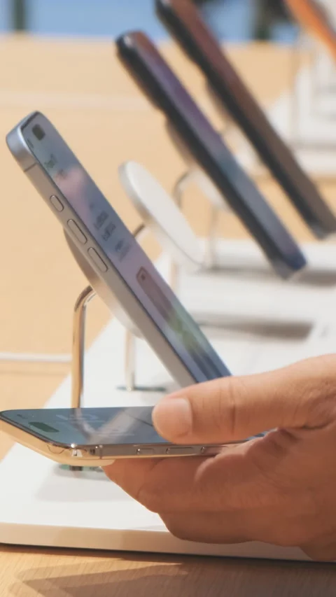 Vertical video: Unrecognizable customer explores new iPhone 17 Air lineup Stock Footage 322514448
