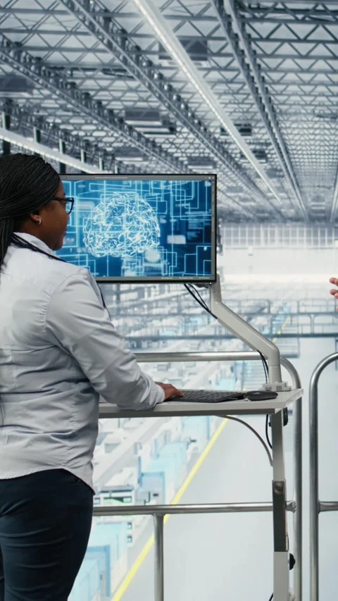 Vertical video Using AI, microchips and industry 4.0 plant directors innovating Stock Footage 333614212
