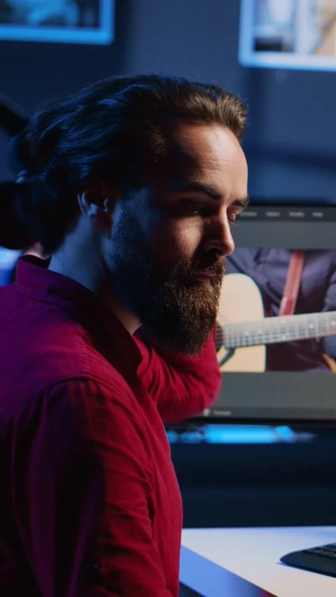 Vertical video Video editor using smartphone to film tutorial on how to polish Stock Footage 256092661