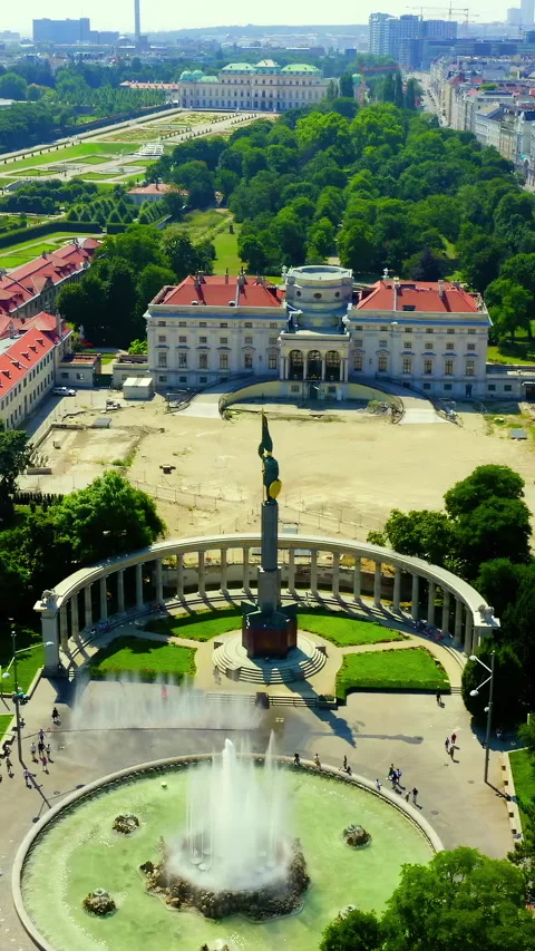 Vertical video. Vienna, Austria. Heldendenkmal der Roten Armee, bronze soldier Stock Footage 333621088
