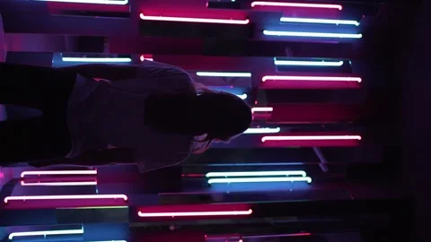 Vertical video - a view from behind on the silhouette of a woman standing in Video stock 152692780