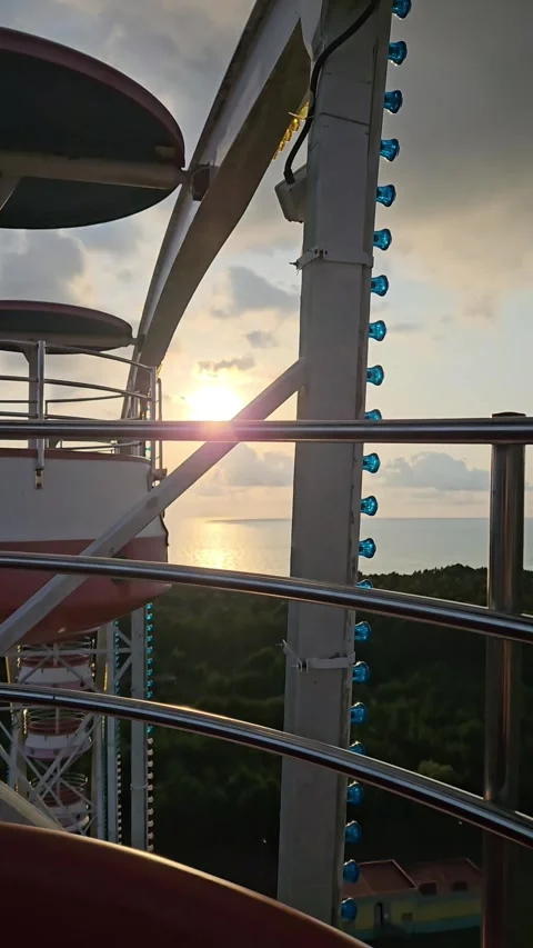 Vertical video view from a Ferris wheel at sunset with the sea in the background Vidéo 337120271