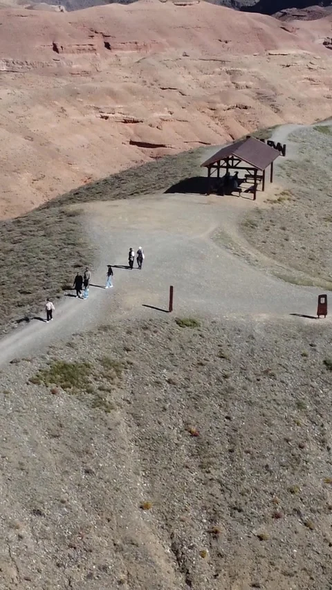 Vertical video: Viewpoint and hikers on a ridge Martian Charyn Canyon Kazakhstan Vídeos de archivo 336692714