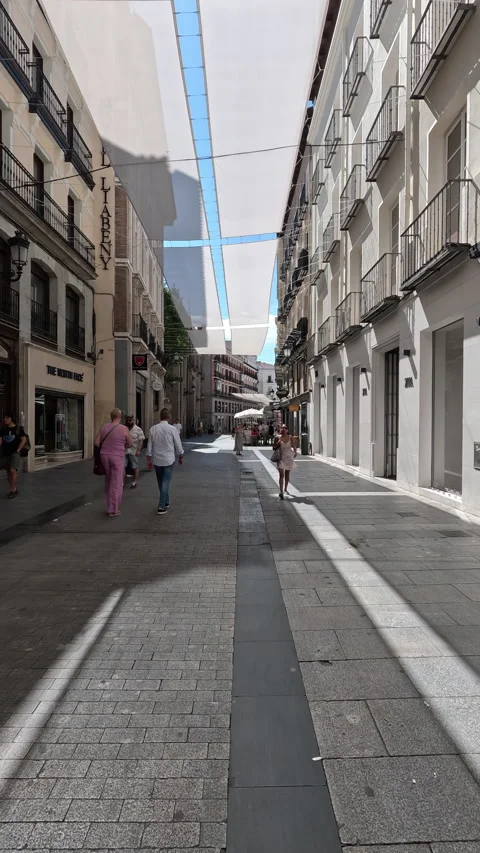 Vertical video walking down Calle del Carmen Видео 342492333