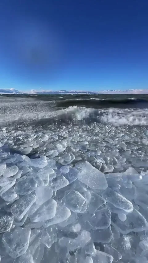 Vertical video walking shot along the frozen shore of Sayram Lake with crash Vídeos de archivo 327692230