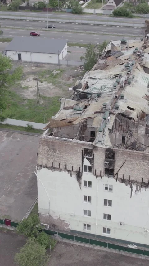 Vertical video of a war-damaged apartment building in Ukraine Vídeos de archivo 196137491