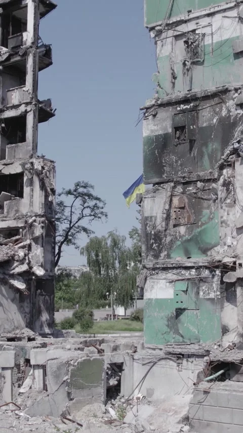 Vertical video of a war-torn building in Ukraine Vídeos de archivo 219483687