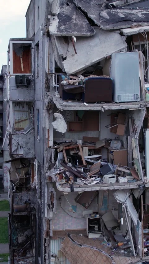 Vertical video of the war in Ukraine - destroyed building Vídeos de archivo 219485797