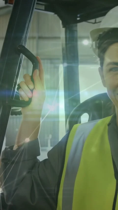 Vertical video: Warehouse operator gripping handle camera zooming net mapping Vidéo 334317438