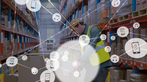 Vertical video: Warehouse worker scanning box to verify stock, causing node Video stock 330330804