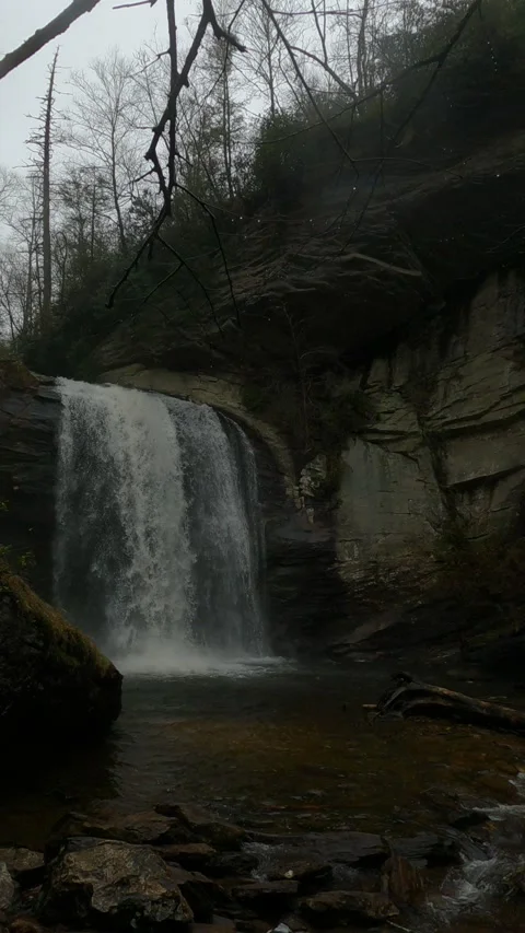 Vertical Video Waterfall and River in a forest during the winter Vídeos de archivo 304435220