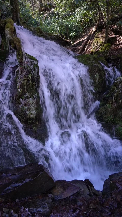 Vertical Video of Waterfall Video stock 150101518