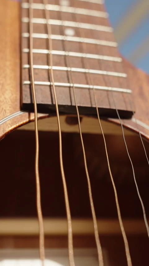 Vertical video. Wave Motions of Strings on a Wooden Guitar Captured by a Fast Sh 스톡 동영상 262009292