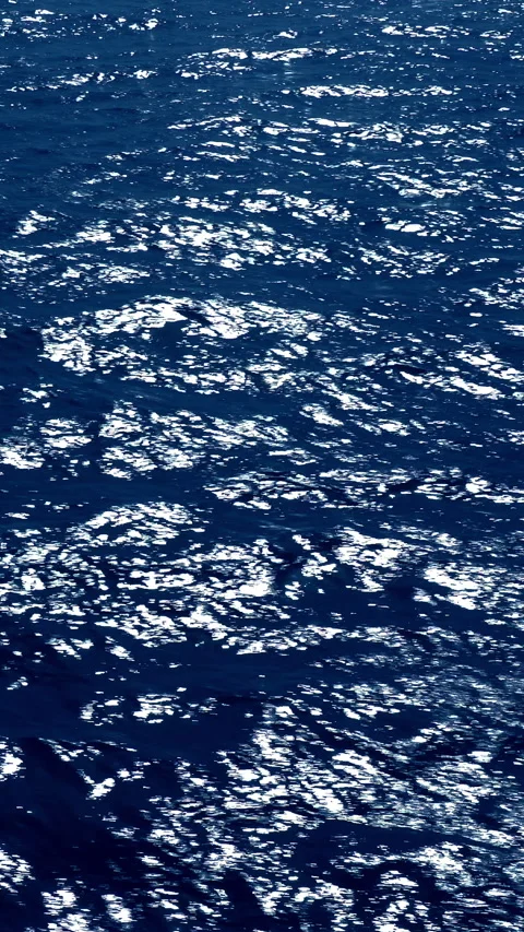 Vertical video, Waves and reflections on the sea Stockbeeldmateriaal 295641148