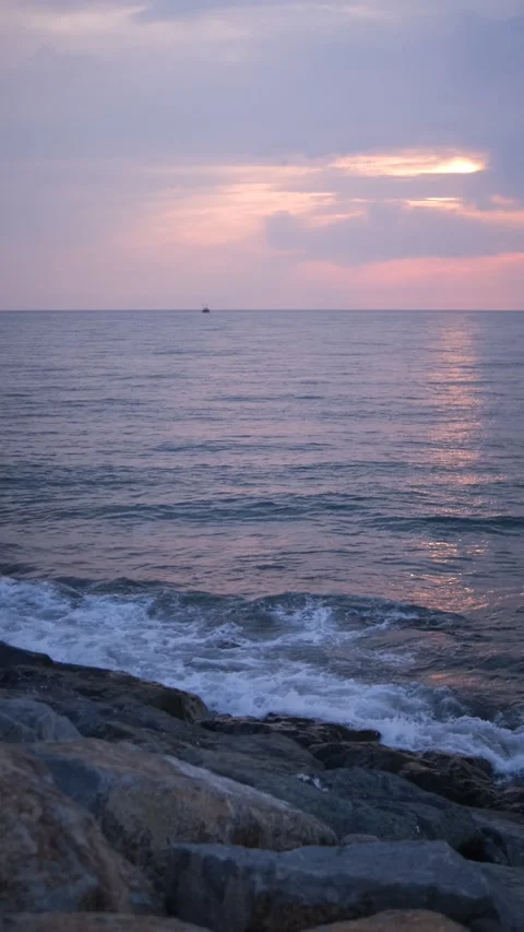 Vertical video. Waves breeze on the sea. The coast with rocks..The pebbles are s Stock Footage 162153276
