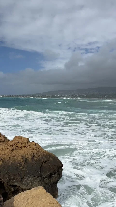 Vertical video of waves hitting the cliffs - high quality vertical video Vidéo 331298876