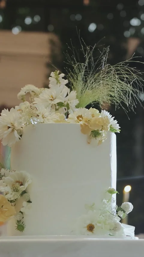 Vertical video. Wedding cake, elegantly decorated with fresh white flowers Video stock 307841652