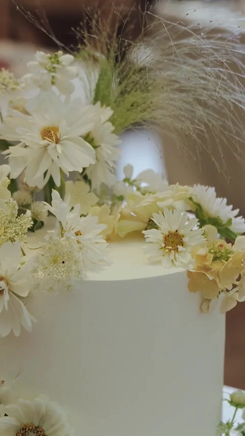 Vertical video. White wedding cake with beautiful fresh white flowers and Video stock 307835353