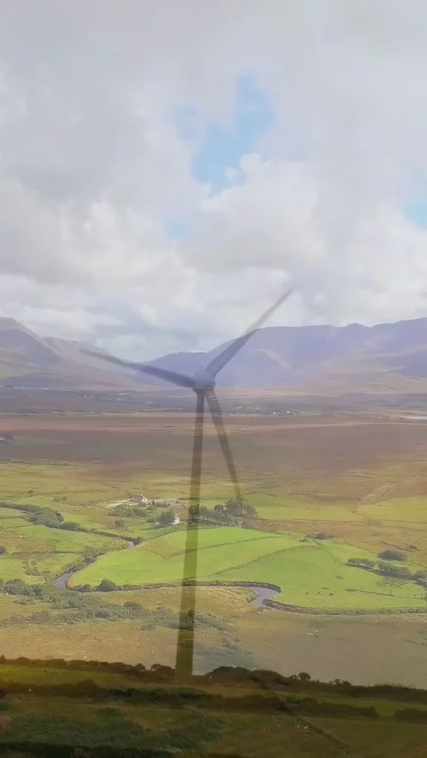 Vertical video: Wind turbine rotating slowly on hillside, wind powering Vídeos de archivo 332846166