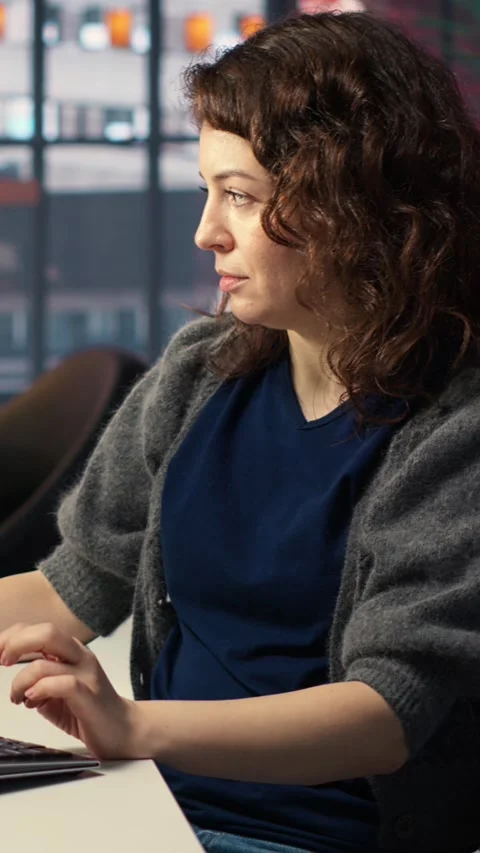 Vertical Video Woman IT developer using pc setup for artificial intelligence Stockbeeldmateriaal 308492246