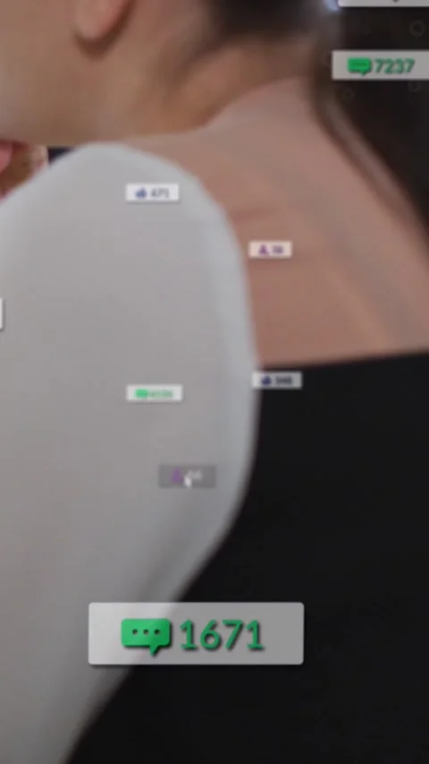 Vertical video: Woman posing while cursor clicking badge making streaming counts Stockbeeldmateriaal 334391840