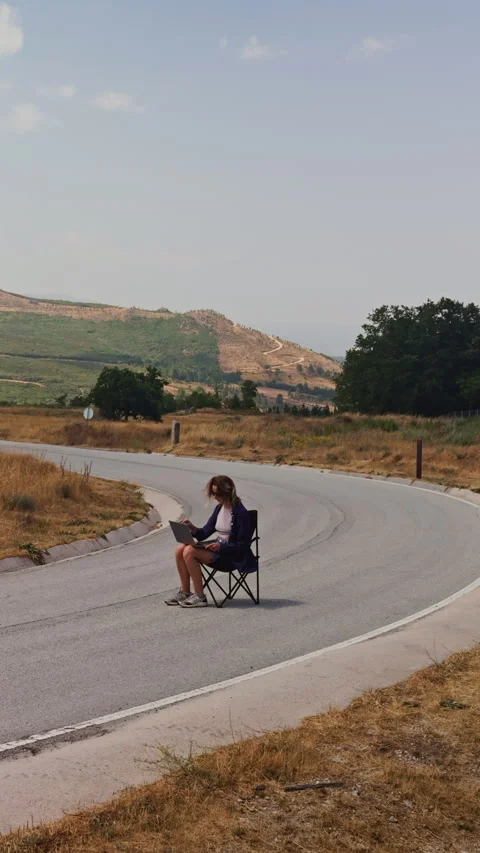 Vertical Video of Woman Setting Up Mobile Office on Mountain Road Vídeos de archivo 346547630