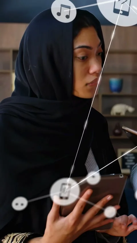 Vertical video: Woman using tablet other hand entering and causing tech icons 库存影片 334319030