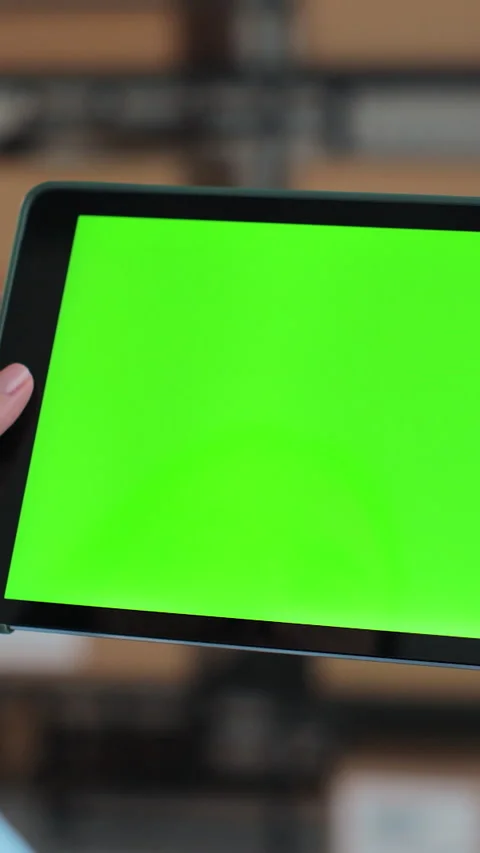 Vertical video. Woman using tablet computer with green screen chromakey Vidéo 345740016