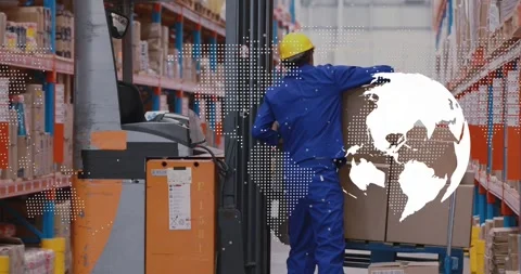 Vertical video: Worker moving dolly, loading boxes by pallet jack, logistics map Vidéo 334036837