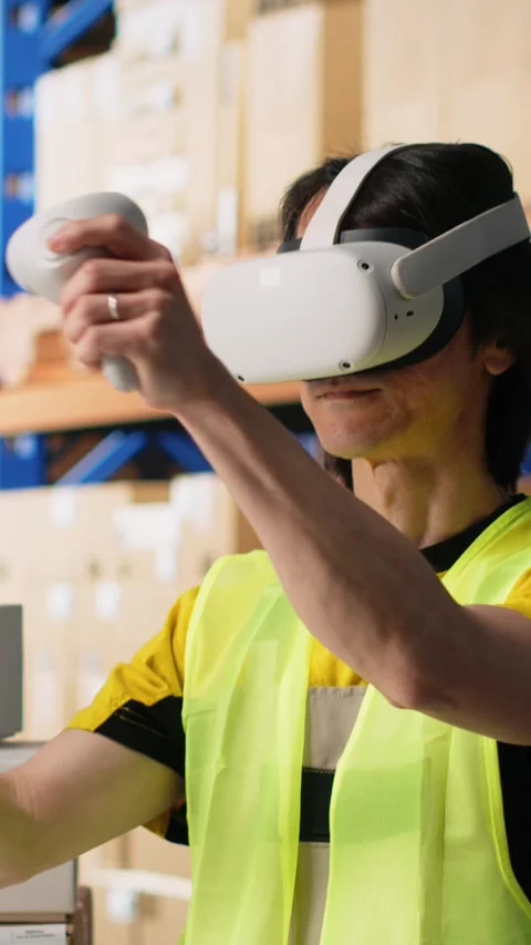 Vertical Video Worker uses virtual reality headset to ensure order fulfillment Stock Footage 312578093