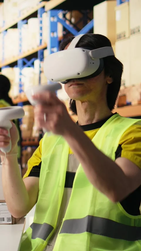 Vertical Video Worker uses virtual reality headset to ensure order fulfillment Stock Footage 312650882