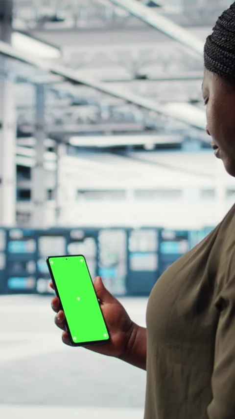 Vertical video Worker using app on mockup phone to check server hub energy Stock Footage 317053798