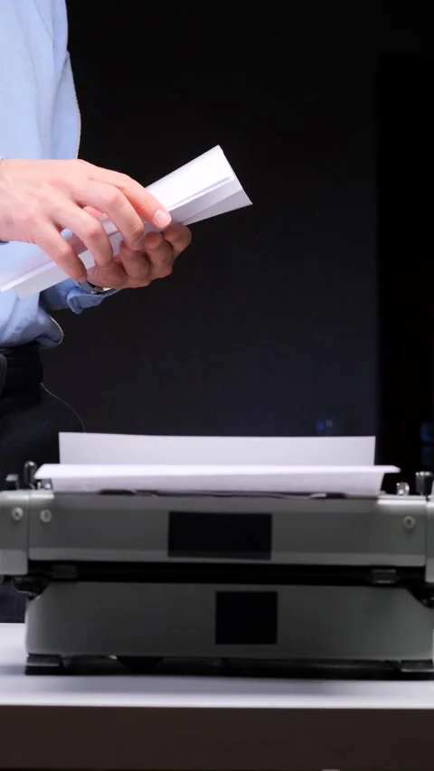 Vertical video Young businessman preparing to type a document on an old qwerty Stockbeeldmateriaal 321621382