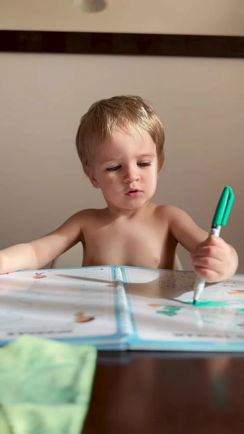 Vertical Video of Young Child Eating Meal at Home Vidéo 345163914