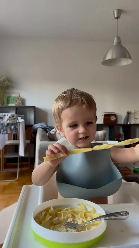 Vertical Video of Young Child Eating Meal at Home Vídeos de archivo 345164819