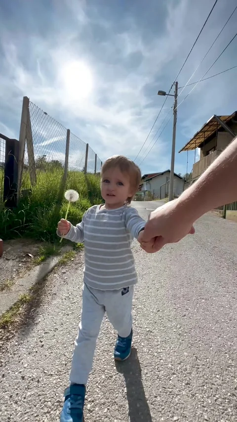 Vertical Video of Young Child Exploring Grass and Garden Plants 库存影片 345163664