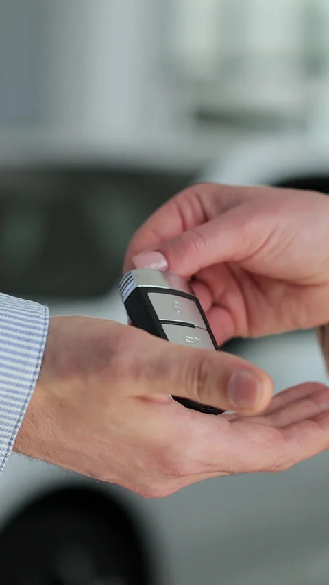 Vertical video Young man buying a car from a dealer. Video stock 337238049