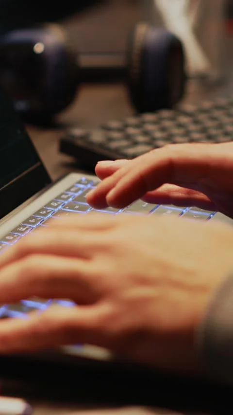 Vertical video: Young man hacking password to break server security Stock-Footage 220332121