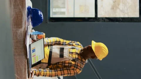 Vertical video: Young men and woman working on packing supplies Stock Footage 232732297