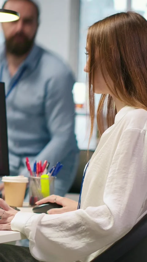 Vertical video Young programmer requests help from IT experts for hacker 스톡 동영상 312708343