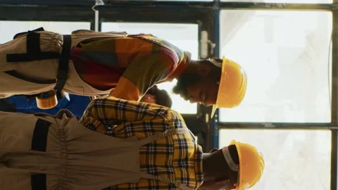 Vertical video: Young workers scanning boxes with barcodes 스톡 동영상 232545853