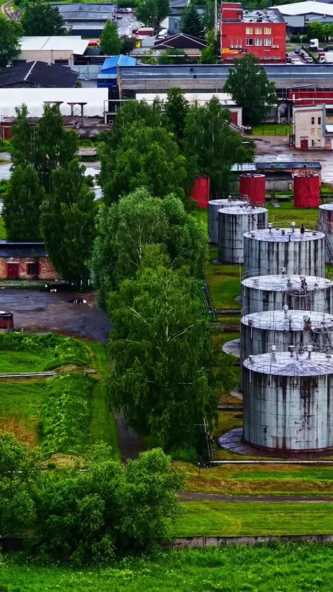 Vertical View Of Aging Large Cylindrical Industrial Storage Tanks In A Chemical 库存影片 337748070
