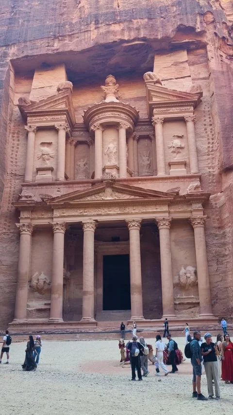 Vertical view of Al-Khazneh (the Treasury) in Petra, Jordan, showcasing the Vidéo 339766694