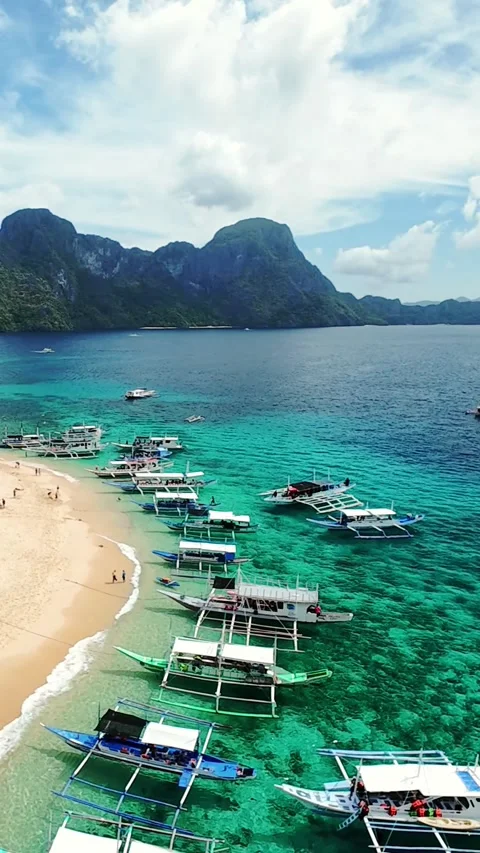 Vertical view of beach and outrigger boats in El Nido, Palawan, Philippines Видео 318898953
