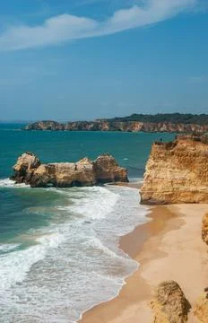 Vertical view of beautiful beach with cliffs and long waves - Space for text Foto stock