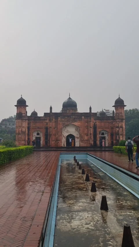 Vertical view of the Bibi Pari Mausoleum at Lalbagh Fort in Dhaka, Bangladesh 库存影片 337976005