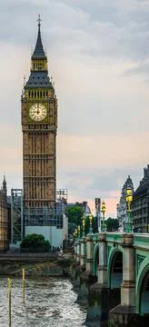 A vertical view of Big Ben clock tower at the north end of the Palace of West Stock-Fotos